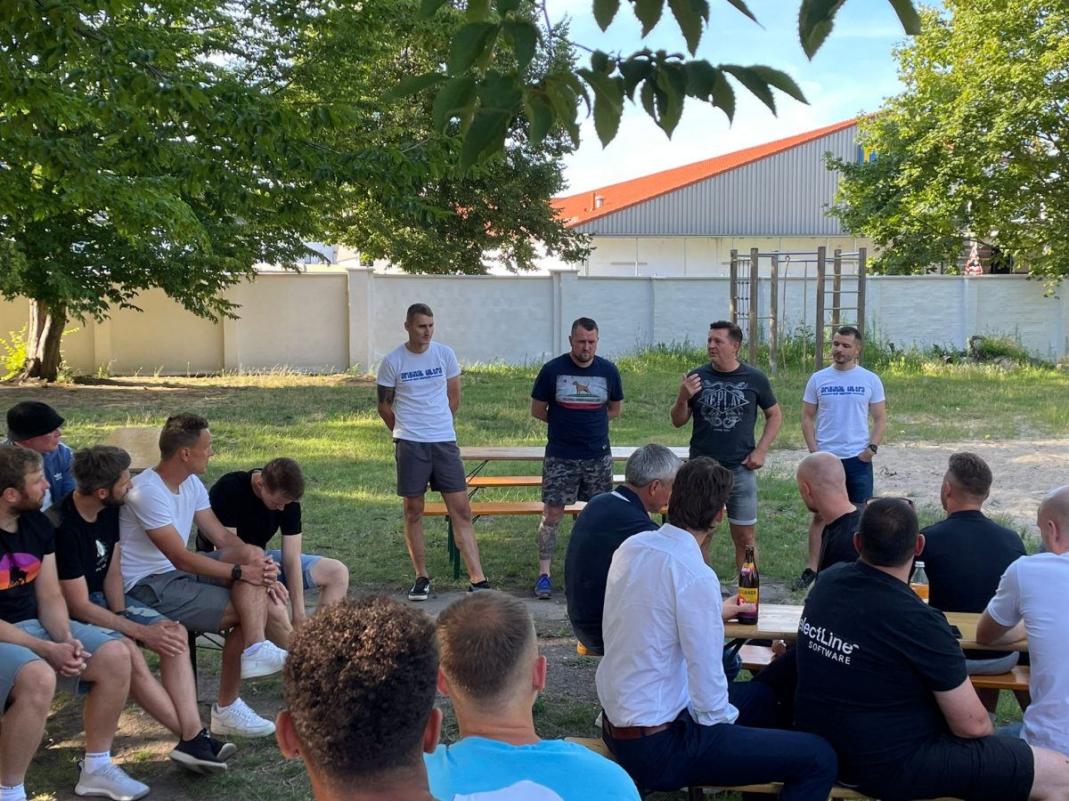 Schulterschluss Fans und Mannschaft im Fanpojekt